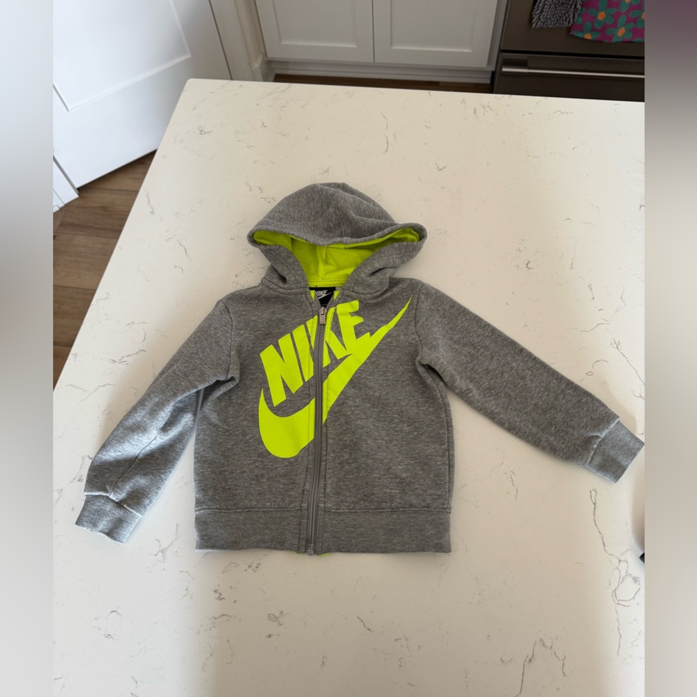 Nike jacket size 3T